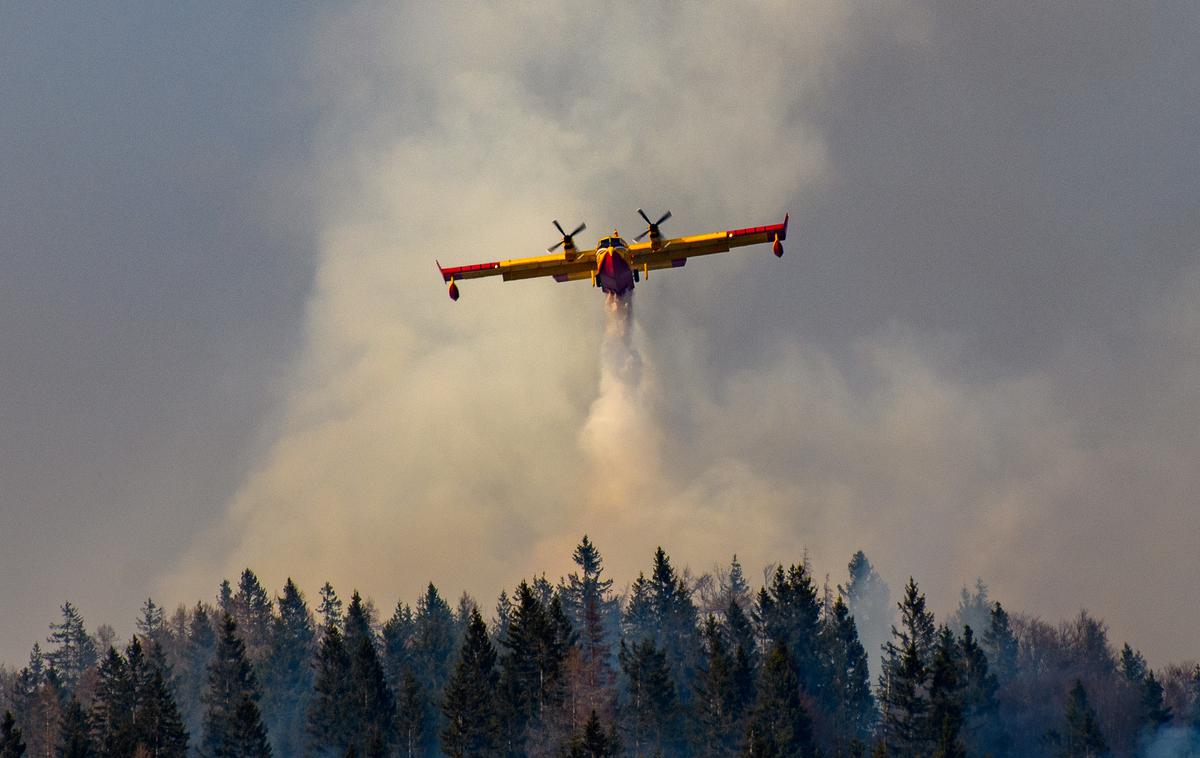 letalo gašenje gasilci | Prilet hrvaškega letala proti območju požara na Gorenjskem. | Foto Matej Eljon