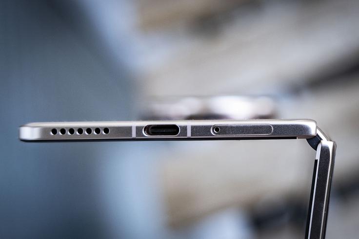 Spodnja stran pregibnega pametnega telefona Honor Magic V5. Na podlagi meritev v svojih laboratorijih Honor zagotavlja, da bo tečaj brez težav zdržal 500 tisoč ciklov odpiranja in zapiranja, kar pomeni približno deset let živahne vsakodnevne uporabe. | Foto: Ana Kovač