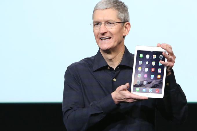 Apple ima velike težave s prodajo nekaterih svojih paradnih konjev. Prodaja tablic iPad pada že četrto leto zapored, najbolj uporabljana je še vedno iPad 2 iz leta 2011. Pod pričakovanji je tudi prodaja lani izdane pametne ure Apple Watch.  | Foto: 