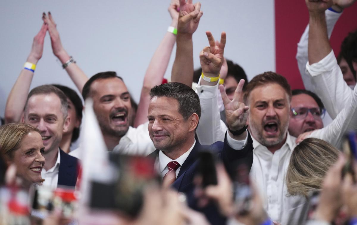 Rafal Trzaskowski | Povolilne ankete napovedujejo zmago Rafalu Trzaskowskemu. A se bo veselil tudi, ko bodo prešteli vse glasove? Na fotografiji: Trzaskowski po prvih povolilnih napovedih. | Foto Guliverimage