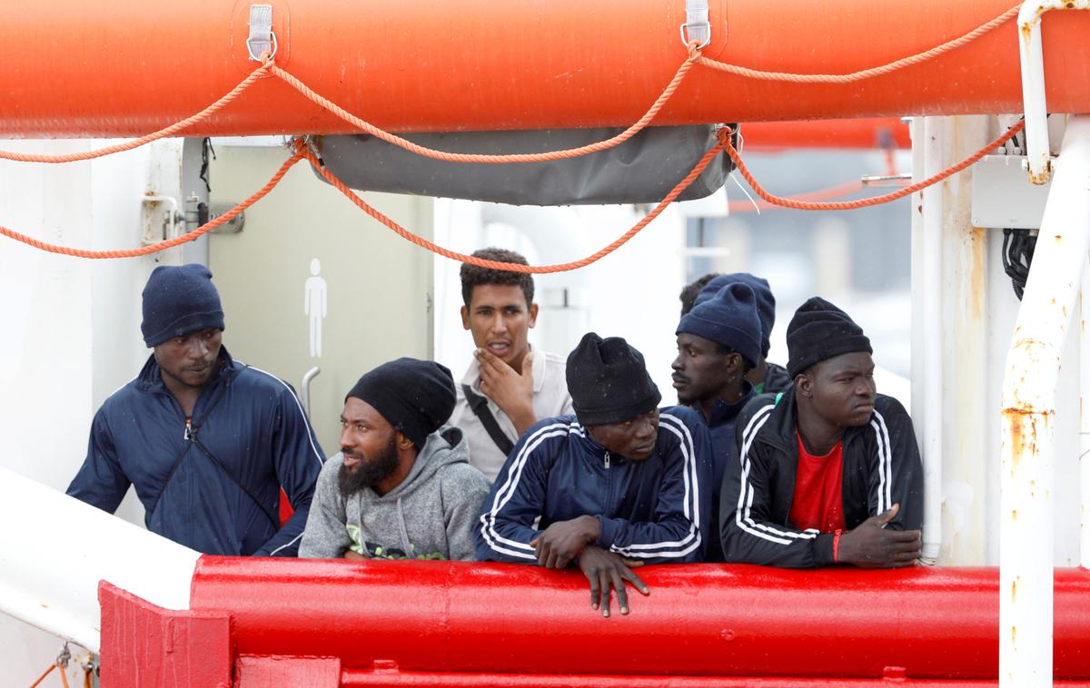 Prebežniki v Sredozemlju | Sprejem in razdelitev beguncev, rešenih v osrednjem Sredozemlju, sta že dolgo vir sporov med evropskimi državami. | Foto Reuters