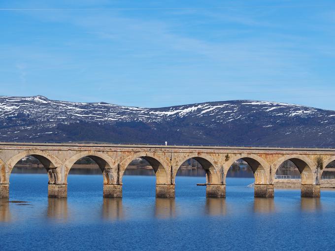 Transcantabrico prečka most čez reko Ebro pri Ariji v Burgosu. | Foto: Shutterstock