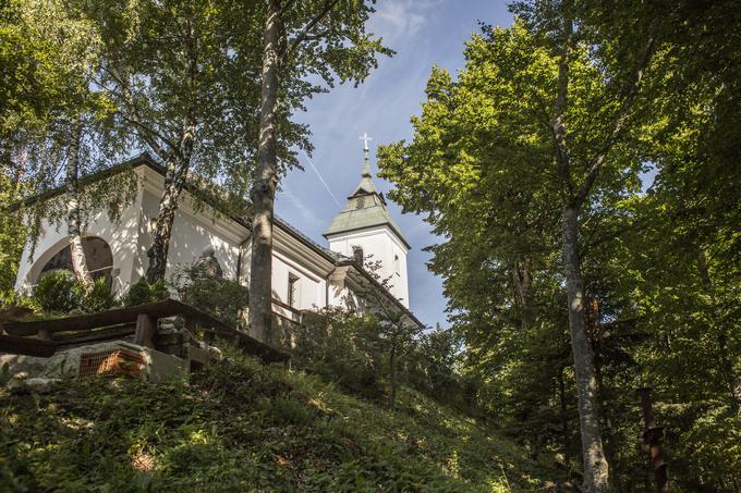 Na vrhu Kureščka stoji romarska cerkev sv. Marije, Kraljice miru, ki je bila obnovljena leta 1990.  | Foto: Matej Leskovšek
