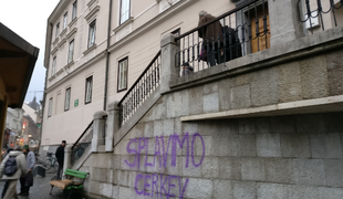 Nestrpni grafiti na ljubljanski frančiškanski cerkvi