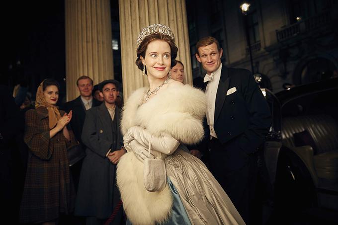 Elizabeto II. je v prvih dveh sezonah igrala Claire Foy, princa Filipa pa Matt Smith. | Foto: IMDb