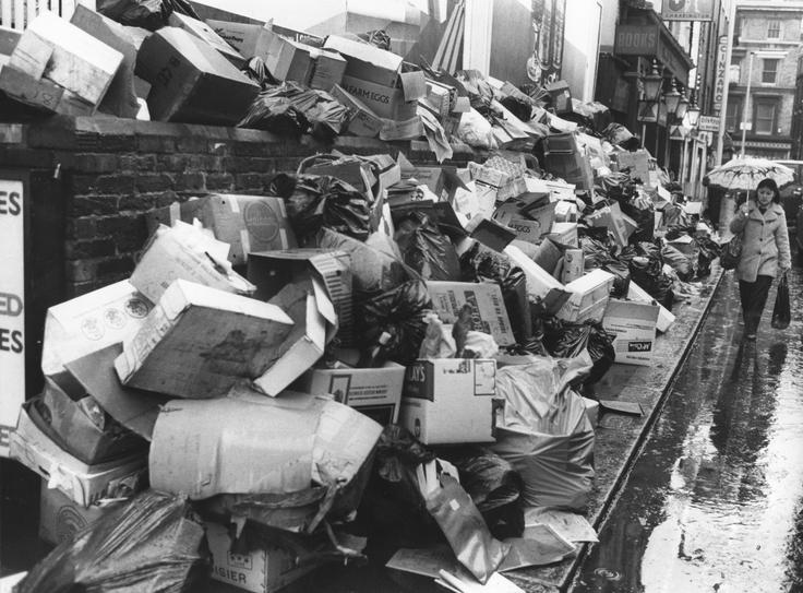 Laburistom, ki so vladali v kriznih 70., ko je celotni Zahod prizadela prva naftna kriza z dvigom cen nafte, je do leta 1978 uspelo počasi zniževati inflacijo in brezposelnost. Toda leta 1978 se je začela tako imenovana zima nezadovoljstva, ko so sindikati v kot stisnili laburistično vlado. Med drugim so se začele na ulicah kopičiti smeti, ker jih smetarji niso odvažali.  | Foto: Getty Images
