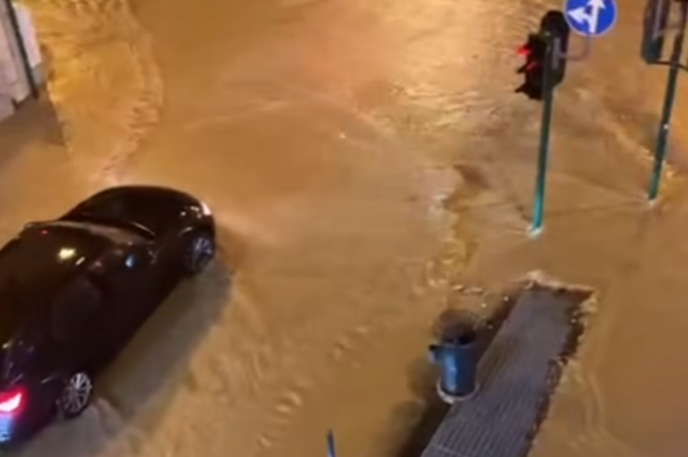 Poplava v Trstu | Voda je poplavljala pločnike in ceste, v nekaterih delih mesta je poplavilo več trgovin in drugih lokalov. | Foto Neurje.si/FB