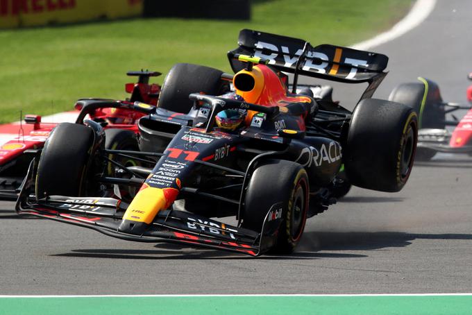 Sergio Perez je že enajstič letos ostal brez uvrstitve na stopničke. Medtem ima Max Verstappen 16 zmag in samo enkrat ni bil med najboljšimi tremi. | Foto: Reuters
