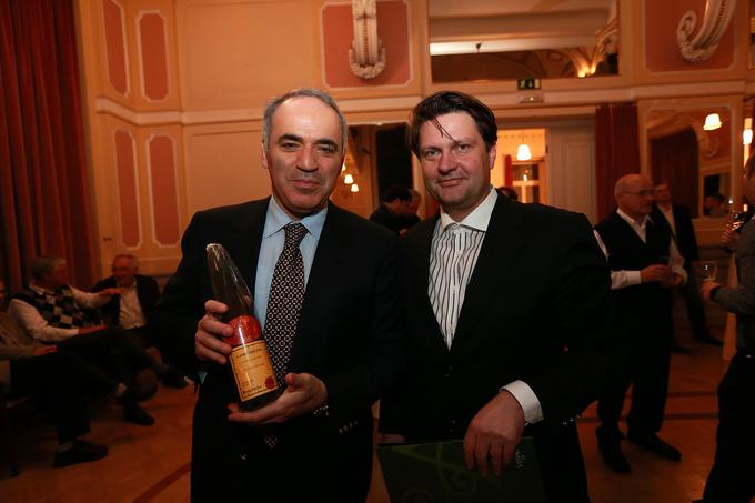 Leo Ivanjko leta 2012 ob obisku šahovskega velemojstra Garija Kasparova v Mariboru. | Foto: Mediaspeed