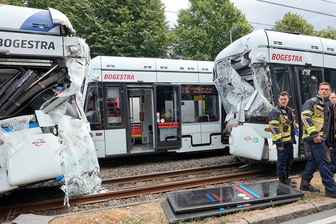 V nesreči tramvaja poškodovanih 25 ljudi, več huje