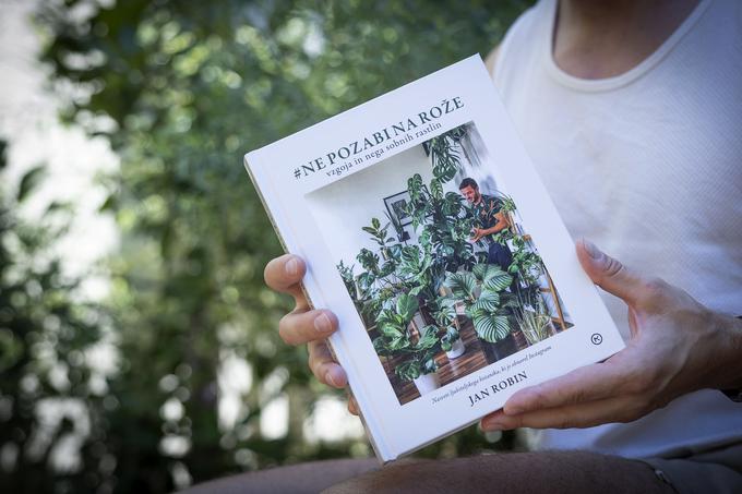Njegova knjiga Ne pozabi na rože je izšla v začetku poletja. | Foto: Ana Kovač