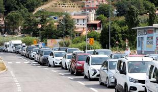 Vozniki pozor: močno oviran promet prot Dragonji in Hrvaški