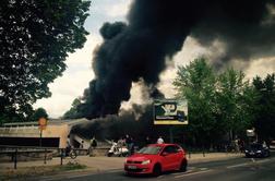 Požar v Šiški v Ljubljani zajel več garaž in avtomobilov (foto in video)