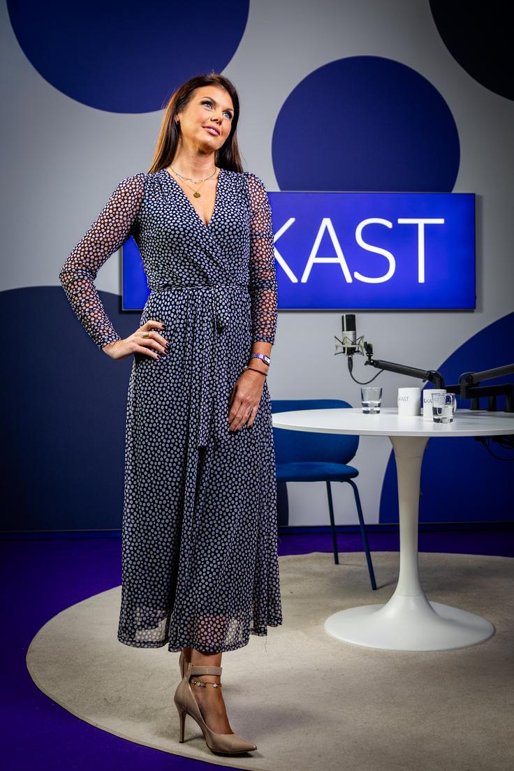 Voditeljica Eva Cimbola je bila v Spotkastu oblečena v oblačila RED by MANA. | Foto: Gaja Hanuna