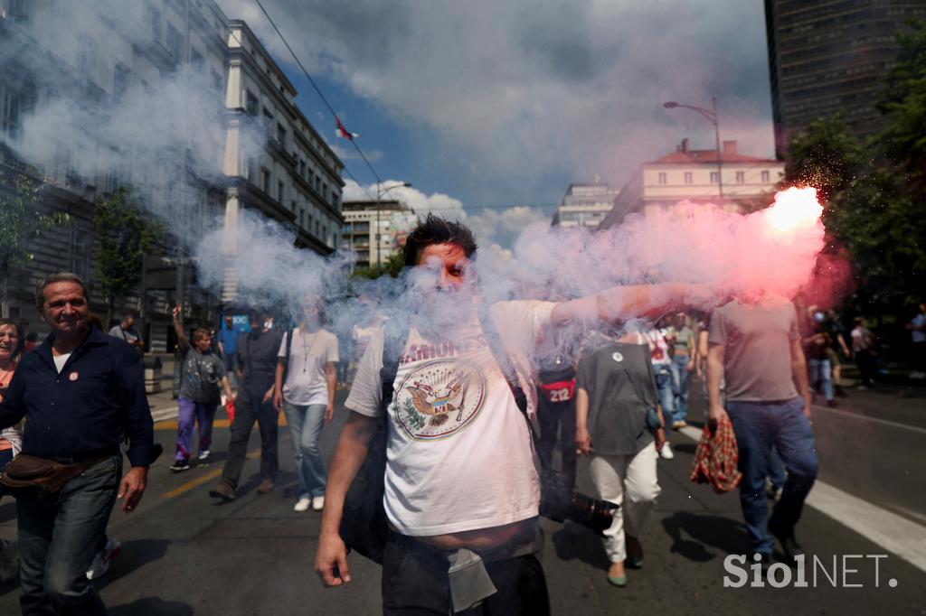 Protestniki pred poslopjem srbske vlade v Beogradu