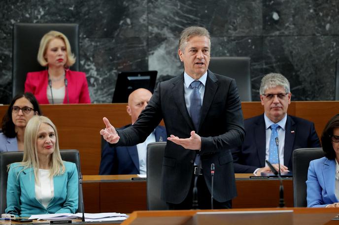 Robert Golob | Redno junijsko plenarno zasedanje se bo danes začelo s poslanskimi vprašanji predsedniku vlade Robertu Golobu. | Foto STA