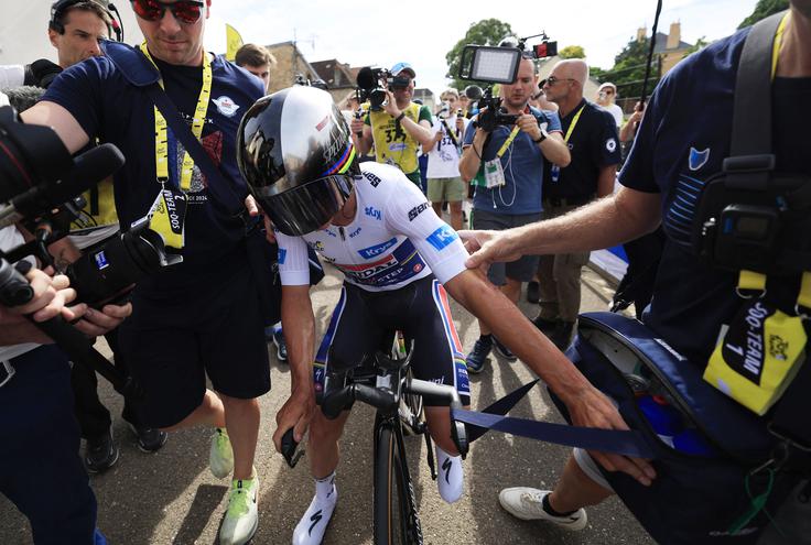Remco Evenepoel je opravičil vlogo favorita in prikolesaril do premierne etapne zmage na Touru. | Foto: Reuters