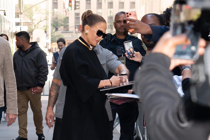 Jennifer Lopez razburila: čeprav je bogatašinja, sta njena otroka dobila več štipendij