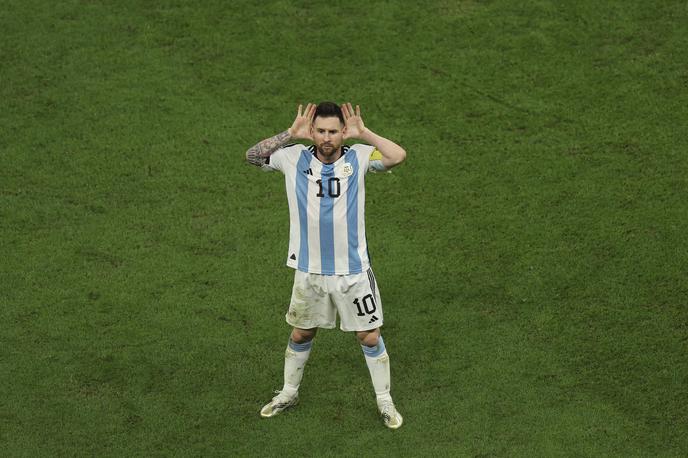 Lionel Messi gesta ušesa | Lionel Messi je z gesto po proslavljanju zadetka za vodstvo Argentine 2:0 poslal jasno sporočilo nizozemskemu selektorju Louisu van Gaalu. | Foto Guliverimage