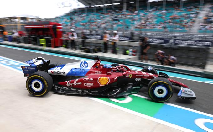 Charles Leclerc. Ferrari ta konec tedna nastopa z dirkalnikom, ki ima pokrov motorja in del prednjega krilca modro obarvan. | Foto: Reuters