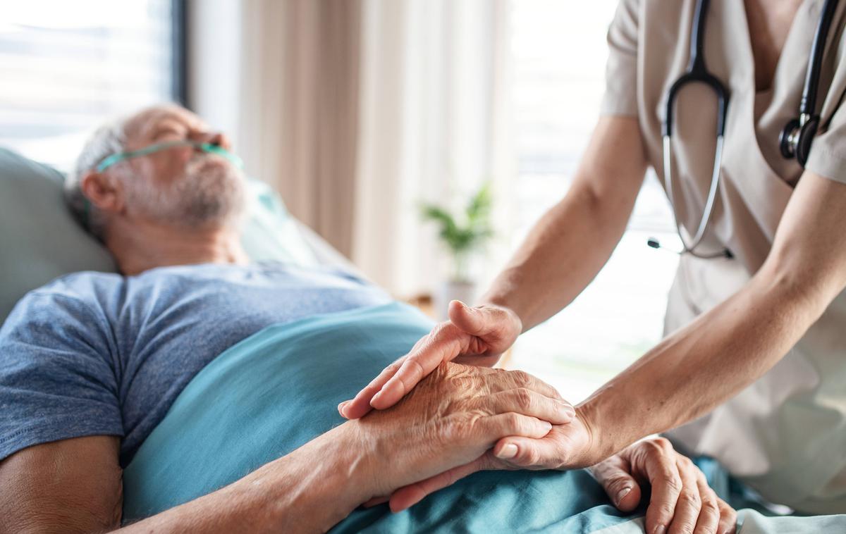 zdravnica pacient bolniška postelja | Zdravstveno osebje nudi podporo bolniku v procesu odločanja o nadaljnji oskrbi. | Foto Guliverimage