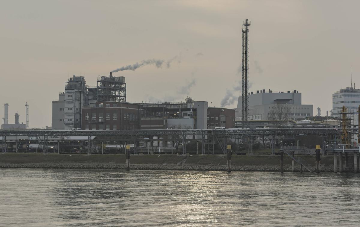 Industrija | Nekateri svarijo, da Evropi zaradi visokih cen energentov grozi deindustrializacija. Na fotografiji: tovarna nemškega kemičnega podjetja BASF v Ludwigshafnu. | Foto Guliverimage