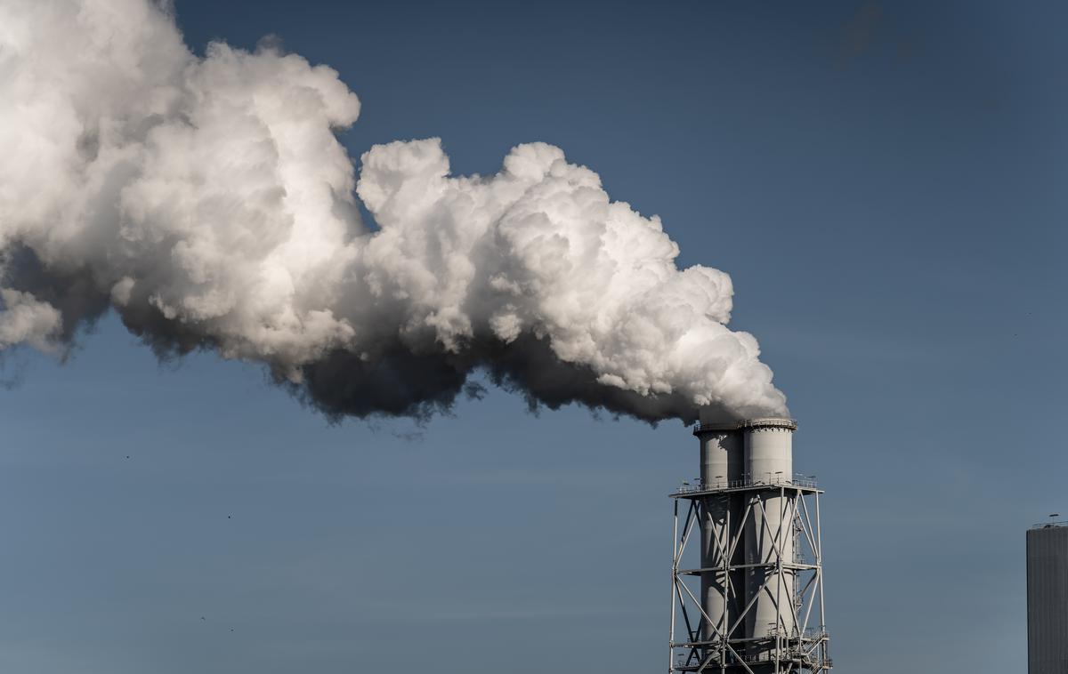 Termo elektrarna. Dimnik. Onesnaženost. Onesnaženost zraka. Onesnaženost okolja. Onesnaževanje zraka. Smog. Delci v zraku. Škodljivi plini. Industrija. Industrijsko onesnaževanje. | NIJZ opozarja, da ima onesnaženost zraka z delci lahko pomembne vplive na zdravje ljudi. | Foto Shutterstock