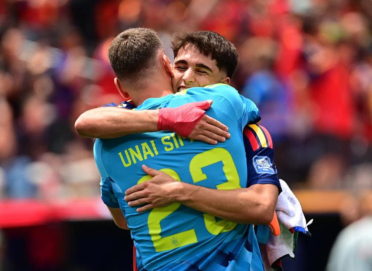 V objemu z mladim branilcem Paujem Cubarsijem po zmagi nad Avstrijo (3:0), ko je postavil svetovni rekord. | Foto: Reuters