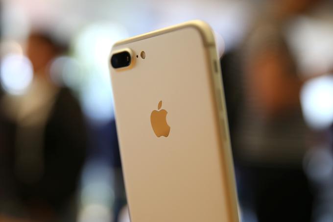 Apple je do danes po svetu prodal že več kot milijardo pametnih telefonov iPhone. Naprava zaradi tega velja za najuspešnejši potrošniški izdelek vseh časov. Na drugem mestu je knjižna serija Harry Potter, ki pa z malce manj kot pol milijarde prodanih knjig iPhonu seže kvečjemu do kolen. | Foto: Reuters