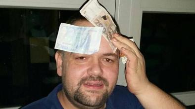 Na Hrvaškem ropar na invalidskem vozičku oropal banko