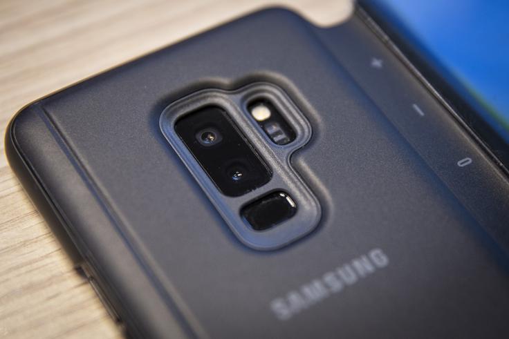 Dve od treh kamer, ki jih bo na zadnji strani predvidoma imel Samsung Galaxy S10+, bosta enaki ali zelo podobni kamerama, ki ju ima trenutno najzmogljivejši Samsungov pametni telefon Galaxy S9 (na fotografiji). | Foto: Bojan Puhek