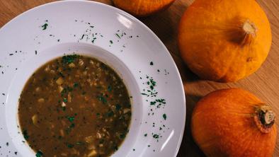 Pripravite okusno ješprenjevo juho z bučnim oljem #video