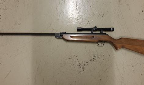 Novomeški policisti med hišno preiskavo zasegli petarde in zračno puško