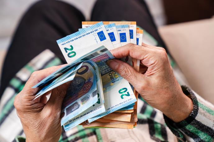 Pokojnina, upokojenci | Čeprav so pokojnine običajno izplačane zadnji delovni dan v mesecu, jih bodo tokrat upokojenci prejeli že prej. | Foto Shutterstock