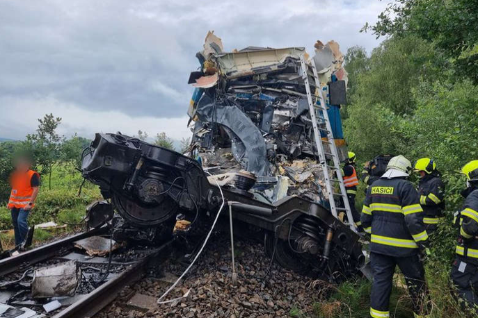 nesreča vlak Češka | Reševalci pogrešajo enega človeka, ki ga še vedno iščejo med razbitinami vlakov.  | Foto posnetek zaslona
