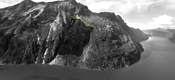 Glavna razpoka na gori Akerneset | Foto: Fjords.com