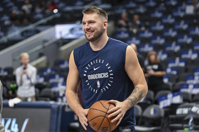 Luka Dončić | Luka Dončić je imel na tribuni posebno podporo. | Foto Guliverimage