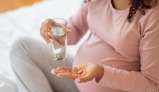 Revizija: paracetamol med nosečnostjo, avtizem in ADHD pri otrocih