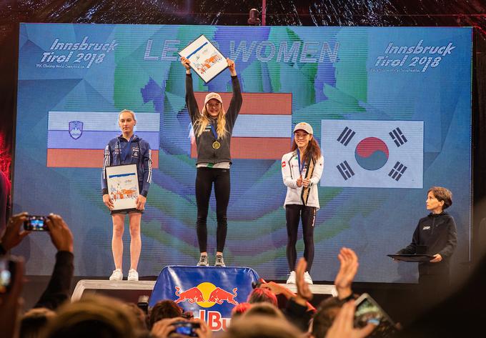 Pilzeva je naslov svetovne prvakinje v težavnosti v Innsbrucku osvojila na podlagi hitrejšega plezanja, saj sta obe z Janjo Garnbret finalno smer splezali do vrha. Na koncu je odločilo pičlih 11 sekund. Tretje mesto je osvojila Korejka Jain Kim, svetovna prvakinja v težavnosti leta 2014. | Foto: Sportida