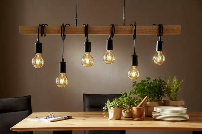 Viseča svetila so najbolj iskan dodatek za jedilnico, saj s svojo podobo in velikostjo najbolje zapolnjujejo prostor.  | Foto: 