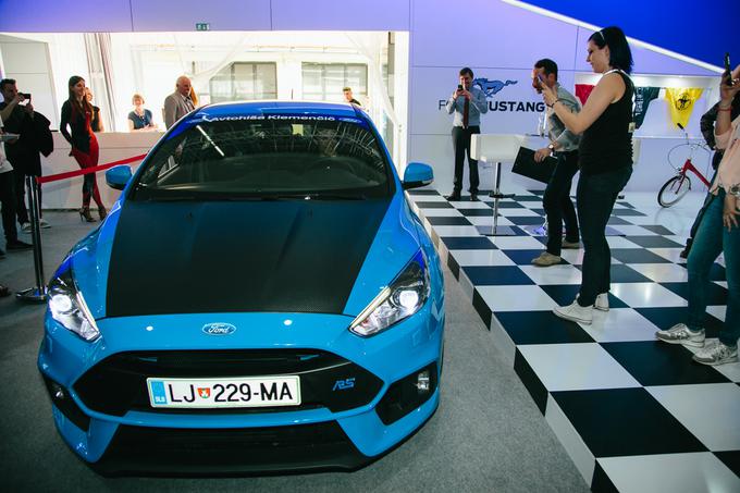 Jurij Tepeš se je v petek popoldne s fordom focusom RS pripeljal tudi na ljubljanski avtomobilski salon.  | Foto: Klemen Brumec