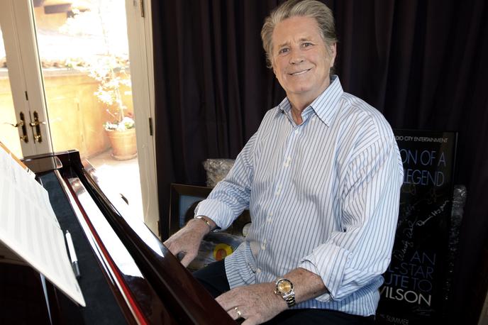 Beach Boys, Brian Wilson | Wilson se je rodil 20. junija 1942 v Kaliforniji, kot deček s plaže pa pri svojih 20 letih še ni deskal na morju, bil je gluh na desno uho in imel težave z govorom, kar naj bi bila posledica očetovega pretepanja. Leta 1961 je v predmestju Los Angelesa Hawthorn skupaj z bratoma Dennisom in Carlom, bratrancem Mikom Loveom in sosedom Alom Jardinom ustanovil legendarno skupino Beach Boys. | Foto Guliverimage