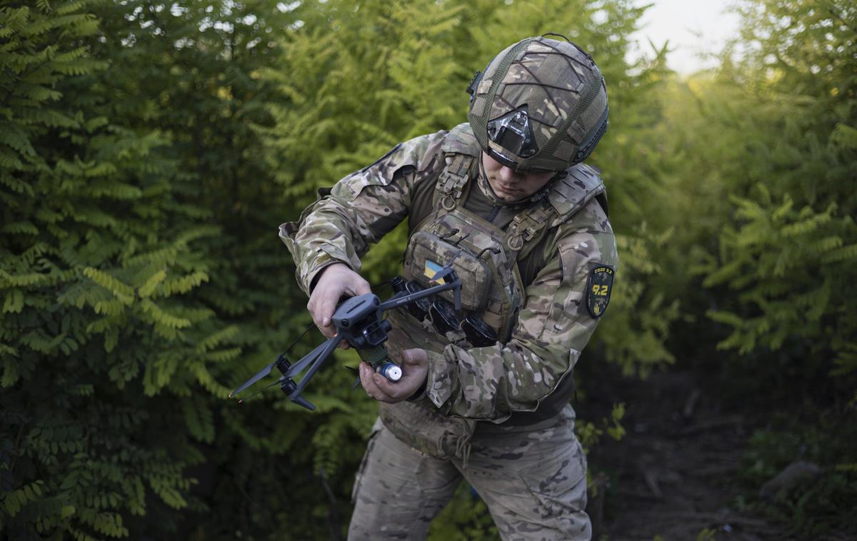 Ukrajinski vojak z dronom | Vojna v Ukrajini je postala vojna dronov. Tako Ukrajinci kot Rusi drone oziroma brezpilotne letalnike v velikem številu uporabljajo za izvidnice in napade na frontni črti.  Na fotografiji vidimo nekega ukrajinskega vojaka z dronom. | Foto Guliverimage