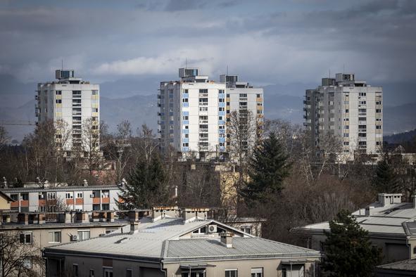 Kdo pravzaprav s posojilom kupuje nepremičnine v Sloveniji?