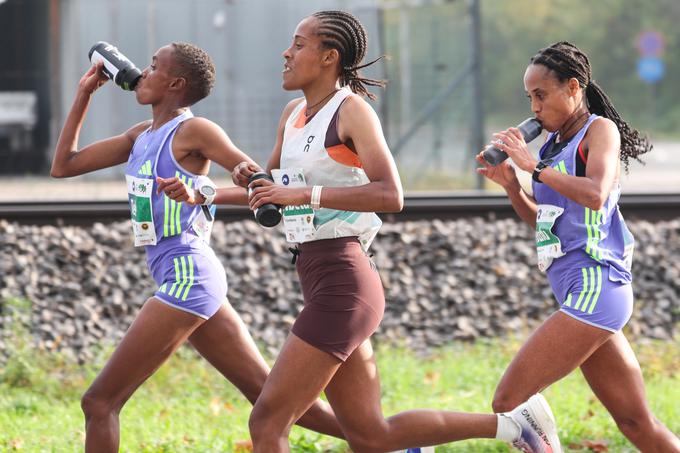 Maratonska debitantka Joyce Chepkemoi Tele (levo) je postavila rekord ljubljanskega maratona. | Foto: Aleš Fevžer