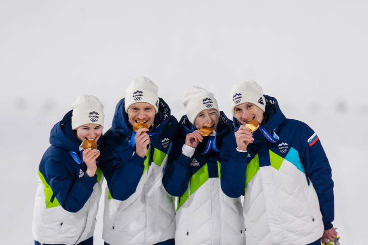 Slovenski junaki tekme mešanih ekip: Nika Vodan, Anže Lanišek, Nika Prevc in Domen Prevc | Foto: Guliverimage