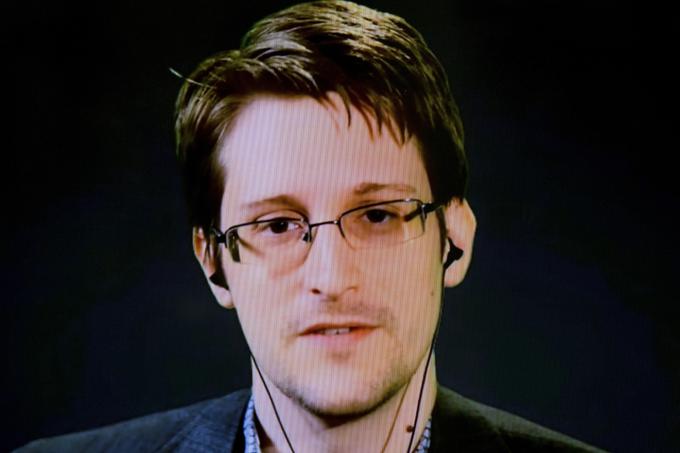 Edward Snowden je pred tremi leti postal ameriški državni sovražnik številka ena. Od 23. junija 2013 se prek oblastmi ZDA, ki mu želijo soditi zaradi državne veleizdaje, skriva v Moskvi.  | Foto: 
