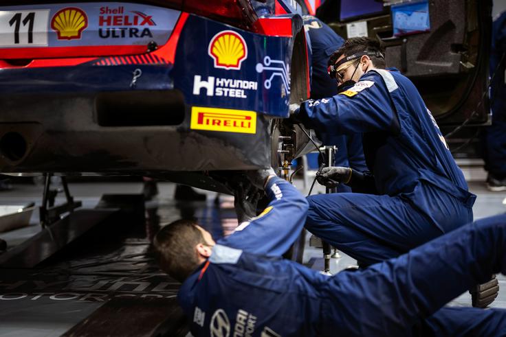 Reli Monte Carlo Mehaniki so bili letos stacionirani večinoma le v Monaku, ob trasi pa so jim organizatorji dovolili le dolivanje goriva in menjavo pnevmatik. | Foto: Red Bull