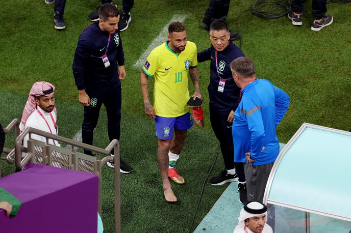 Neymar Brazilija Srbija | Neymar je zapustil igrišče v bolečinah. Proti Srbiji si je poškodoval desni gleženj. | Foto Reuters