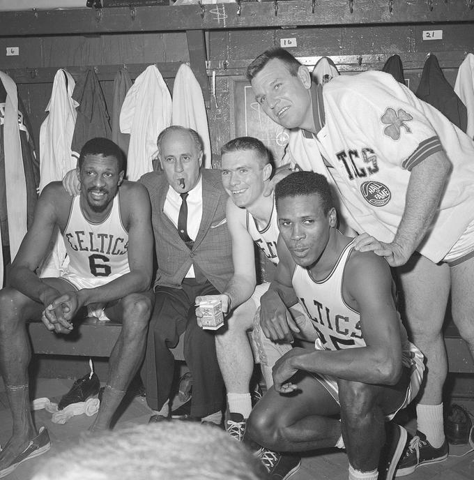 Tako so leta 1964 pozirali zvezdniki Bostona (od leve proti desni) Bill Russell, trener Red Auerbach, Tommy Heinsohn, Jim Locustoff in K.C. Jones, ki ni s Kelti niti enkrat izgubil v finalu lige NBA. | Foto: AP / Guliverimage